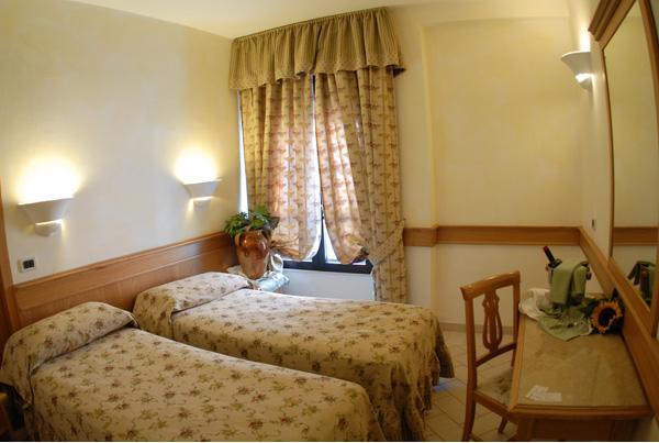 Hotel Pace San Giovanni Rotondo Habitación foto