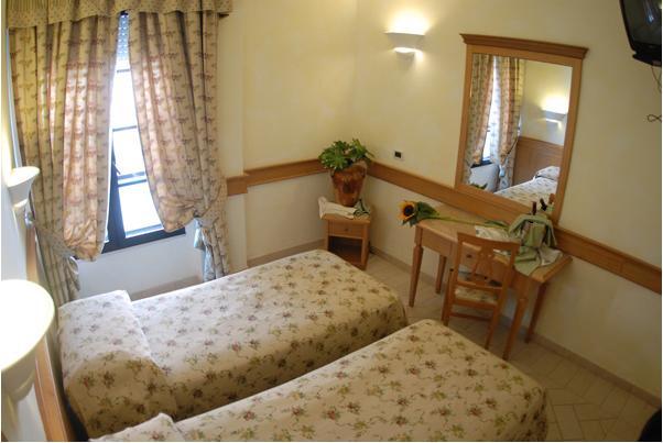 Hotel Pace San Giovanni Rotondo Habitación foto