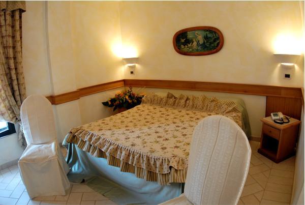 Hotel Pace San Giovanni Rotondo Habitación foto